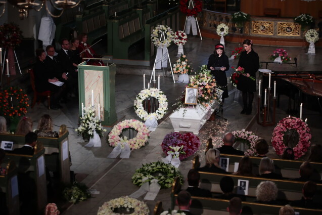 Ari Behns dotter höll tal vid sin pappas kista. Foto: TT