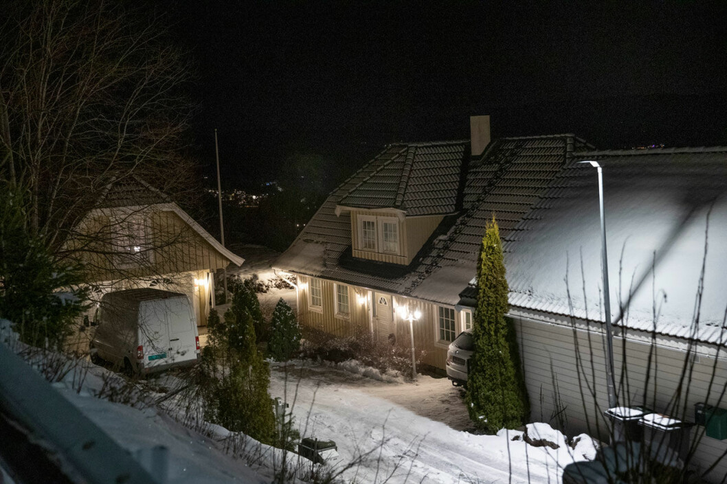 Ari Behns hus. Han bodde bara tio minuter med bil från den stora villa som han delade med Märtha Louise under deras år som gifta, ett hus som hon fortfarande bor kvar i. Ari Behns hus. Huset där Ari Behn bodde.