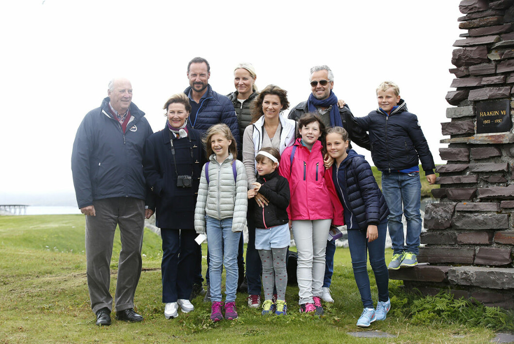 Hela den norska kungafamiljen på semester på Vardø 2015. Ari, Harald, Sonja, Märtha Louise, Haakon, Mette-Marit