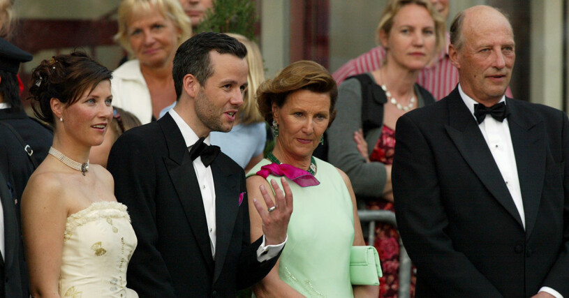 Prinsessan Märtha Louise, Ari Behn, drottning Sonja och kung Harald under mottagningen inför bröllopet 2002. ari behn märtha louise prinsessan