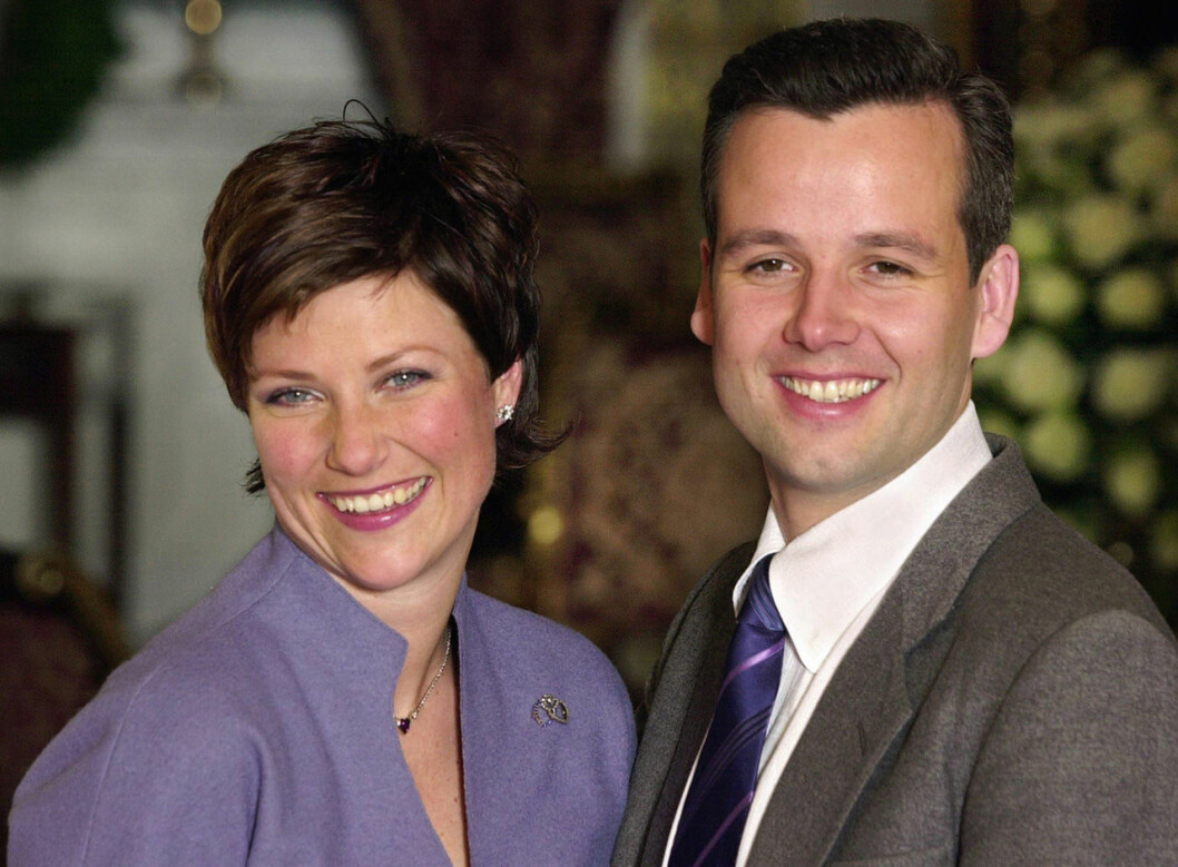 Ari Behn och Märtha Louise offentliggjorde förlovningen den 13 december 2001. Ari Behn och Märtha Louise