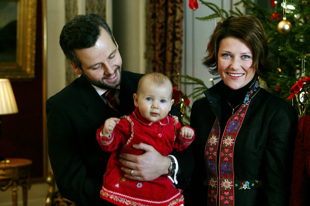 Ari och Märtha Louise tillsammans med sin äldsta dotter Maud Angelica, julen 2003.