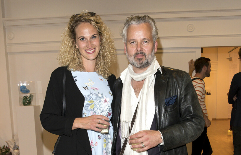 Ari Behn tillsammans med flickvännen Ebba Rysst Heilmann på utställningen ”Tre soesken” i Moss 2017. Foto: TT