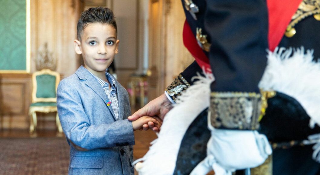 Kungen tog emot Akram och hans familj på slottet.