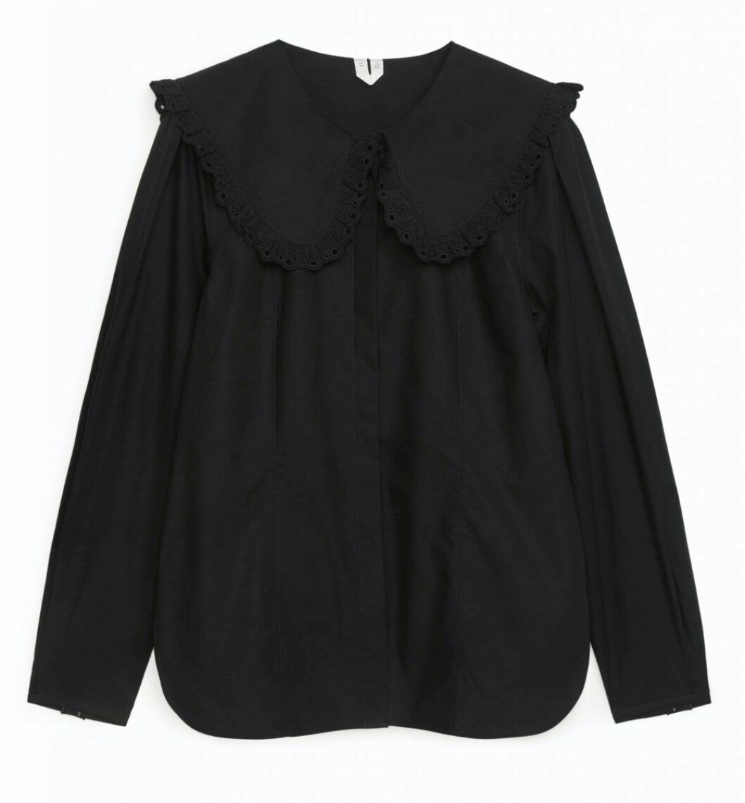 Blus med svart krage