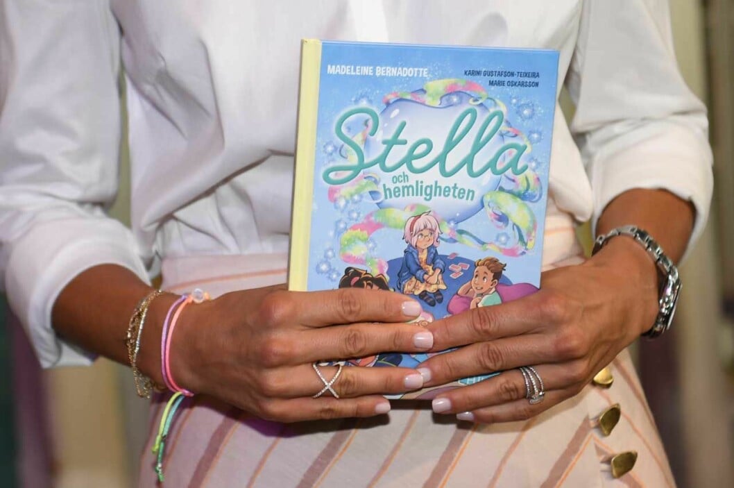 Madeleine iförd <em>Stella Moonstone Bracelet</em> från Ebba Brahe Jewellery. Prinsessan Madeleine