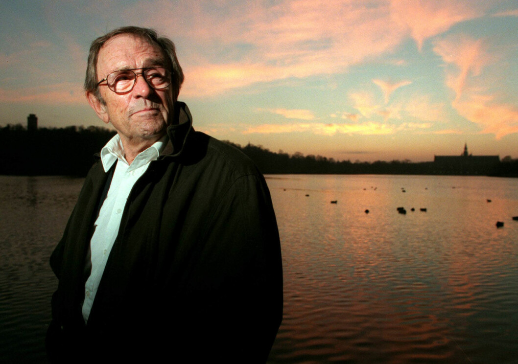 Arne Weise (1930-2019). Arne Weise framför en kvällshimmel år 2000.