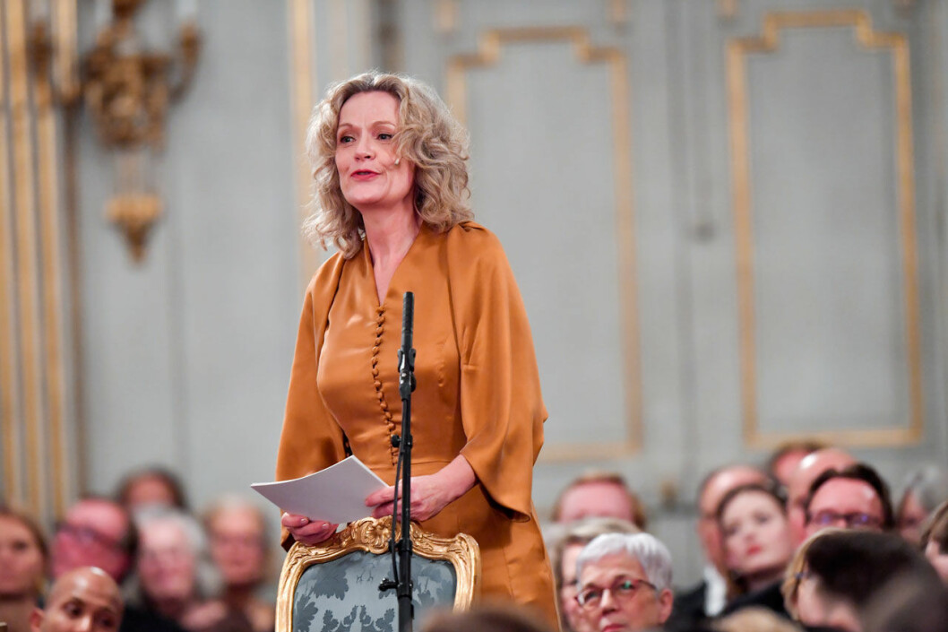 ”Det är med bävan jag står inför stol nummer sju. Här satt den första kvinnan i Akademien, Selma Lagerlöf som valdes in 1914. Och här satt den första kvinnliga sekreteraren, Sara Danius” sa Åsa Wikforss i sitt inträdestal. Hennes guldfärgade klänning kommer från unga svenska designern Behnaz Aram. Åsa Wikforss, ny i Svenska Akademien 2019.