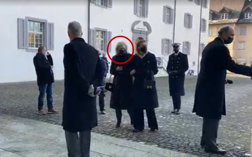Prinsessan Astrid på väg för att ta avsked av sin svärmor. Bland de 150 begravningsgästerna fanns även kungligheter från Luxemburg och Liechtenstein. Prinsessan Astrid