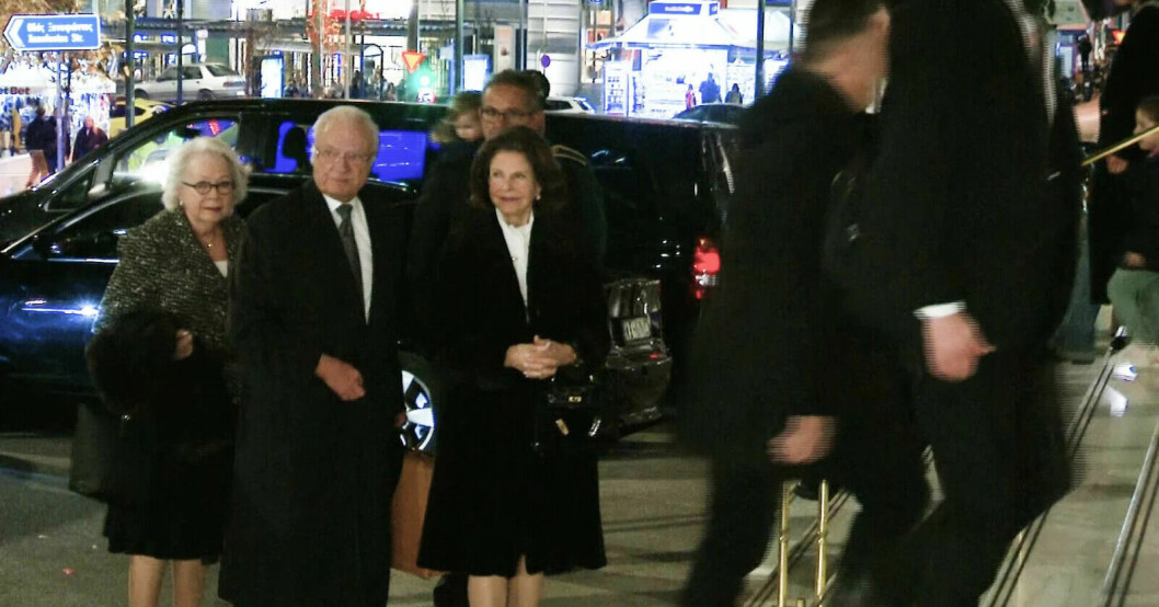 Kungaparet och prinsessan Christina på väg in på hotellet i Aten. Kungen, drottning Silvia och prinsessan Beatrice på plats