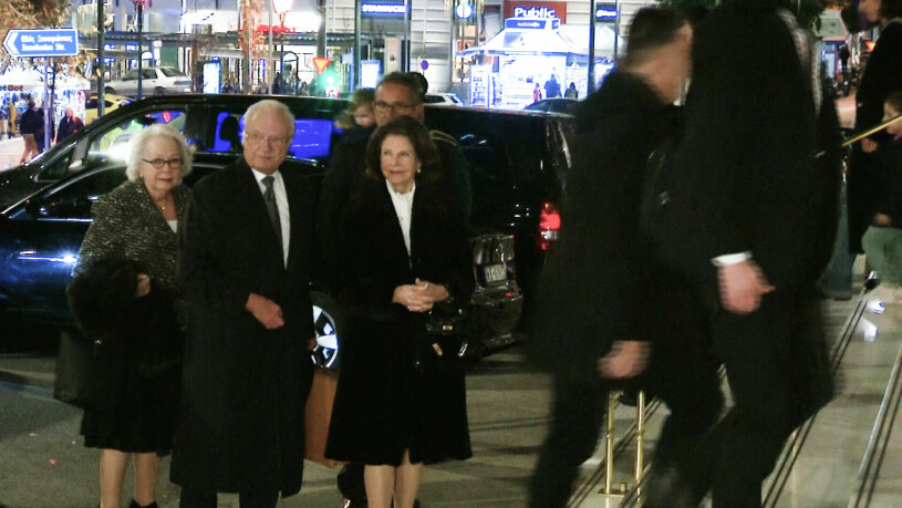 Kungaparet och prinsessan Christina på väg in på hotellet i Aten.