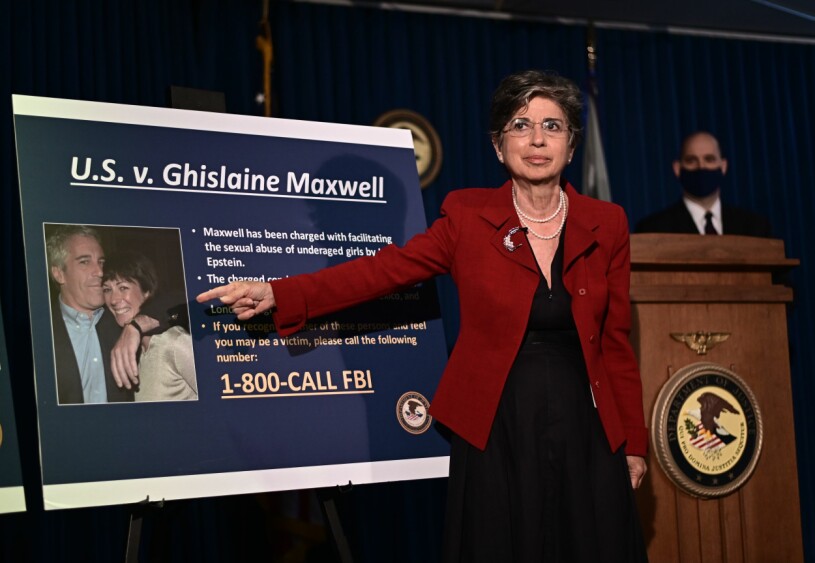 Audrey Strauss presenterar anklagelserna mot Ghislaine Maxwell 2020.
