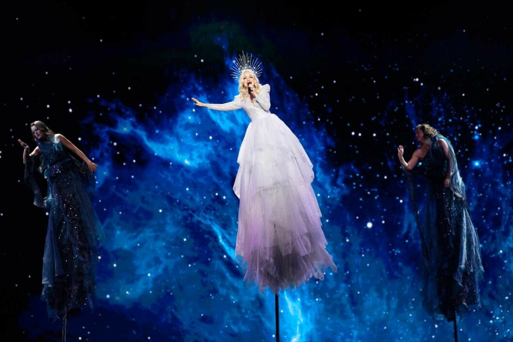 Kate Miller-Heidke tävlar för Australien med låten Zero Gravity. Kate Miller-Heidke tävlar för Australien med låten Zero Gravity.