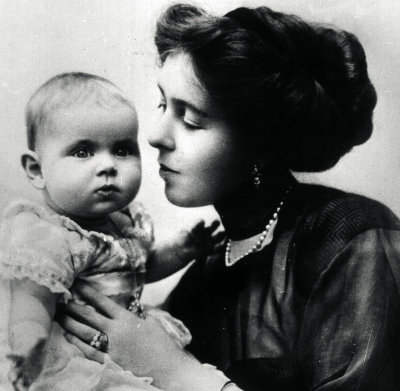 Baby Ingrid med sin mor Margaretha som var den första kungligheten som ammade sina barn.