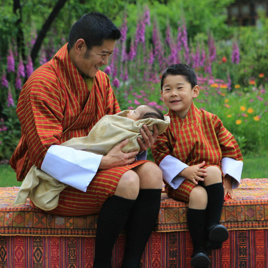 Kung Jigme Khesar Namgyel Wangchuck med sina tronarvingar. Babyprinsen är tvåa i tronföljden, efter sin storebror. Nya babyn i kungafamiljen i Bhutan.