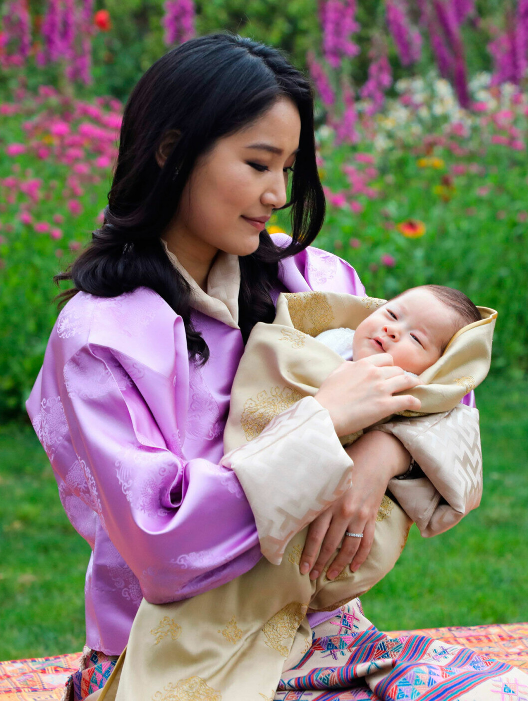 Drottning Jetsun Pema med sin son, som i dagarna ska få sitt namn enligt buddhistisk tradition. Nya babyn i kungafamiljen i Bhutan med sin mamma drottning Jetsun Pema.
