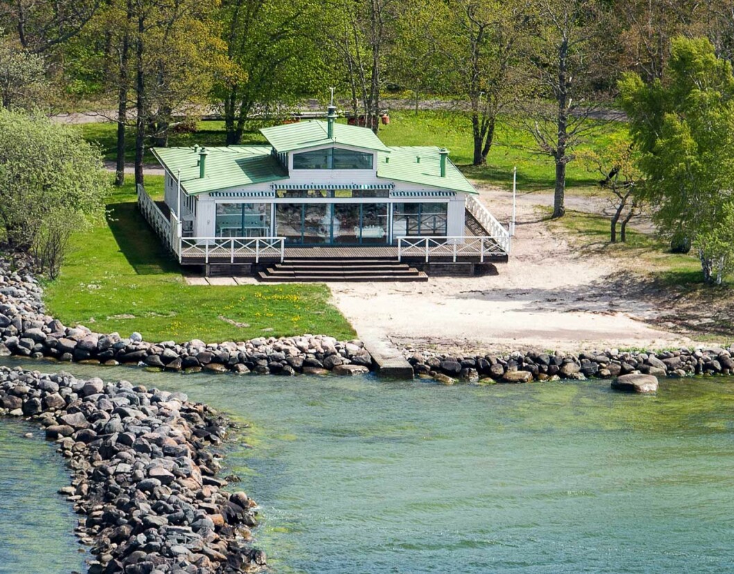 Snart blir det nya grillkvällar på den här terrassen. Badhuset på kungafamiljens sommarslott Solliden på Öland.