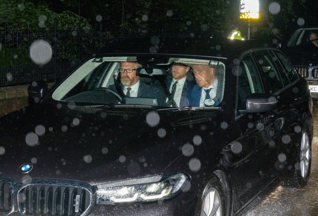 Prins Harry var på ett flygplan påväg till Skottland när dödsbudet kom. Här anländer han till Balmoral för att ta farväl. Prins Harry i en bil påväg till Balmoral slott där drottning Elizabeth gått bort