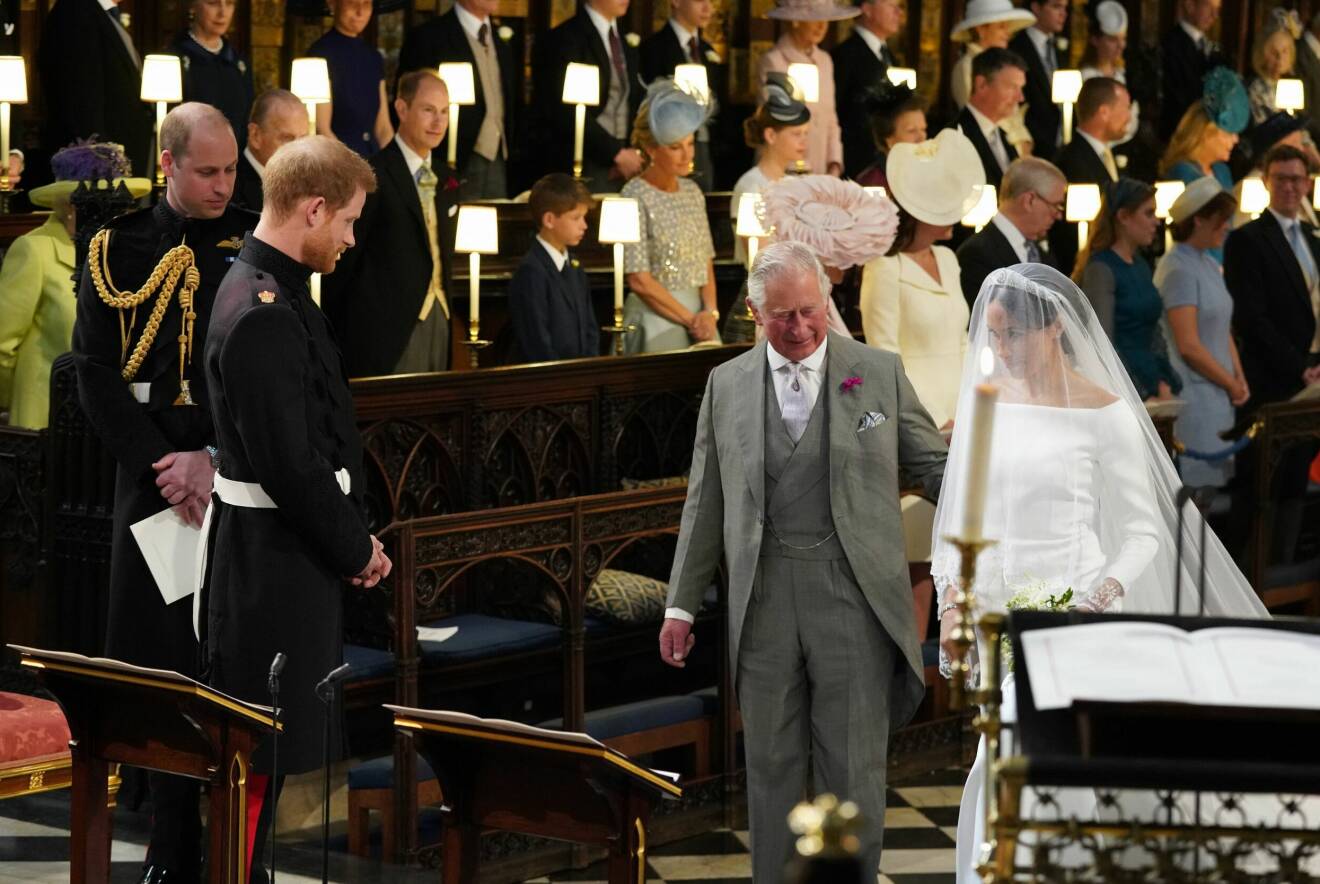 Kung Charles lämnar över Meghan Markle till prins Harry under bröllopet