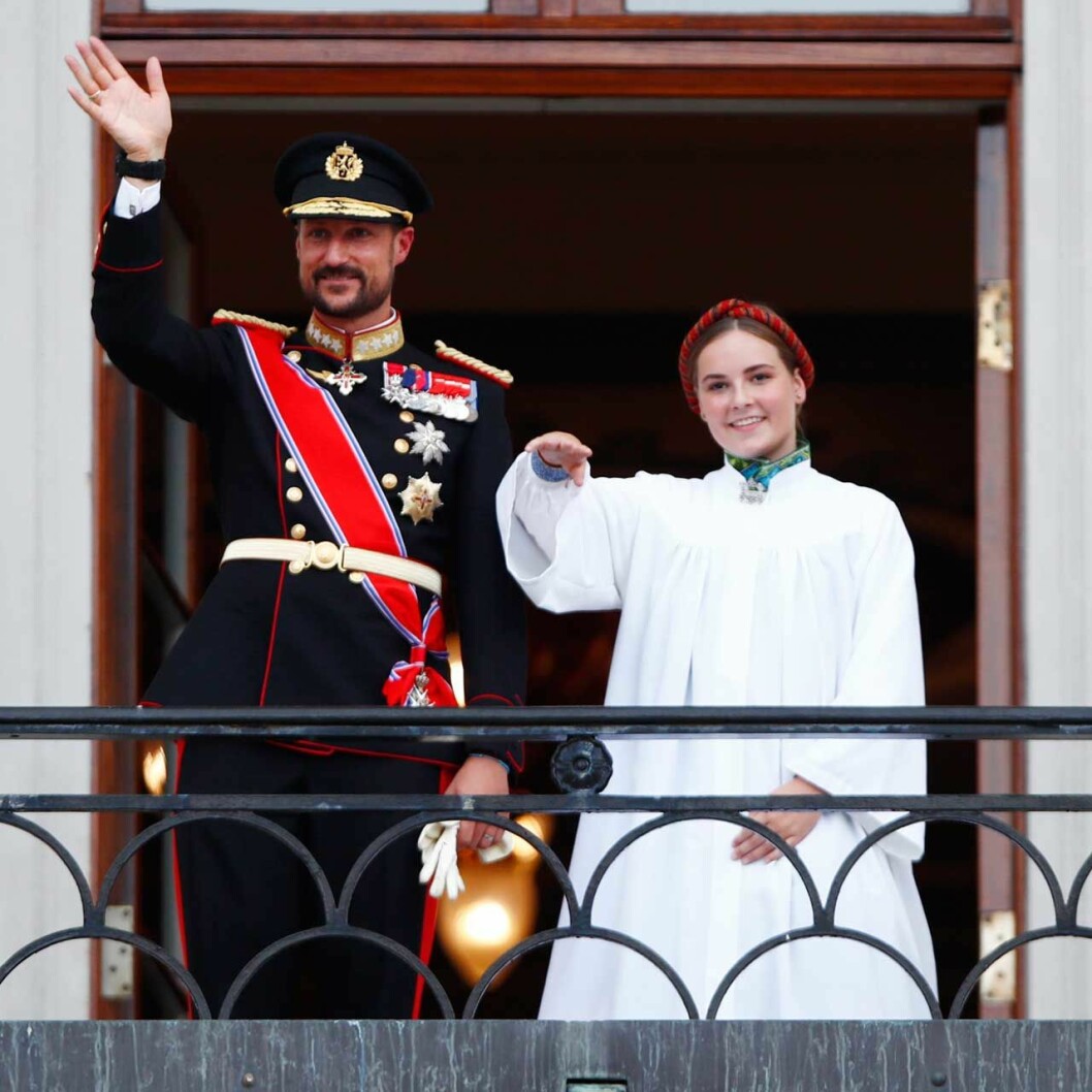 Prinsessan Ingrid Alexandra på slottsbalkongen med pappa Haakon. Efter konfirmationen kunde hon pusta ut. Prinsessan Ingrid Alexandra på slottsbalkongen med pappa kronprins Haakon.