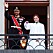 Prinsessan Ingrid Alexandra på slottsbalkongen med pappa kronprins Haakon.