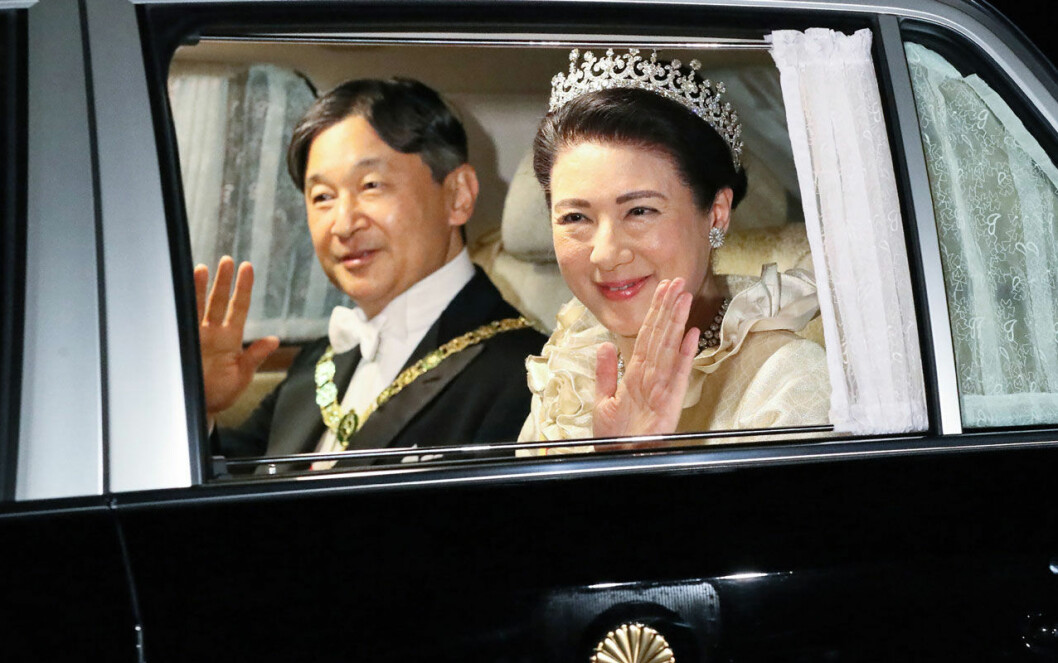 På väg till kvällens galamiddag. Japans nya kejsare Naruhito med sin fru Masako på väg till galamiddagen.