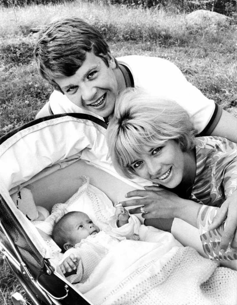 Barbro ”Lill-Babs” Svensson tillsammans med Lasse Berghagen och en nyfödd Malin Berghagen 1966. Foto: IBL Bildbyrå