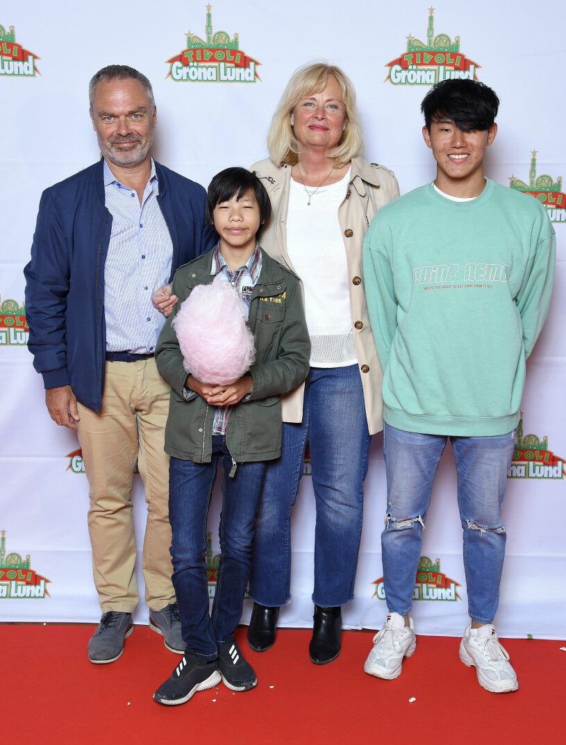 Hela familjen samlad 2019, med sonen Jesper och den yngre sonen Gustav.