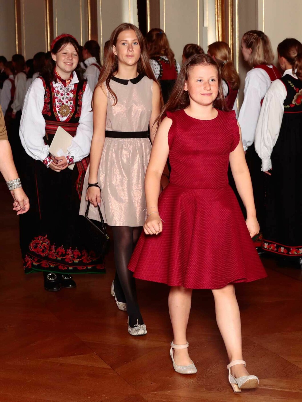 Maud, Leah och Emma Behn vid kusinen Ingrid Alexandras konfirmation i augusti. Maud, Leah och Emma Behn.