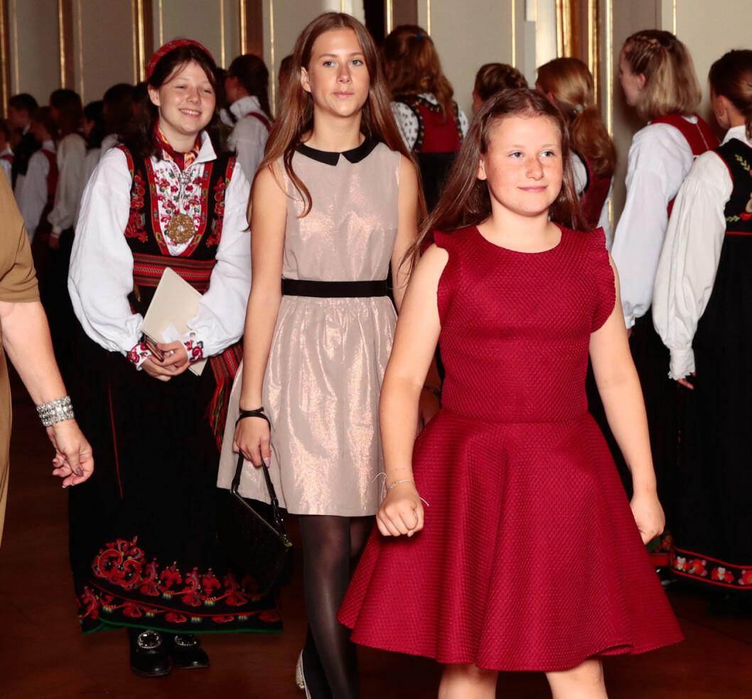 Leah (i mitten) med sina syskon Maud och Emma. Leah i mitten med syskonen Maud och Emma.