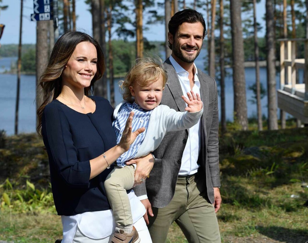 Sofia och Carl Philip med förstfödde prins Alexander. Sofia och Carl Philip med förstfödde prins Alexander.