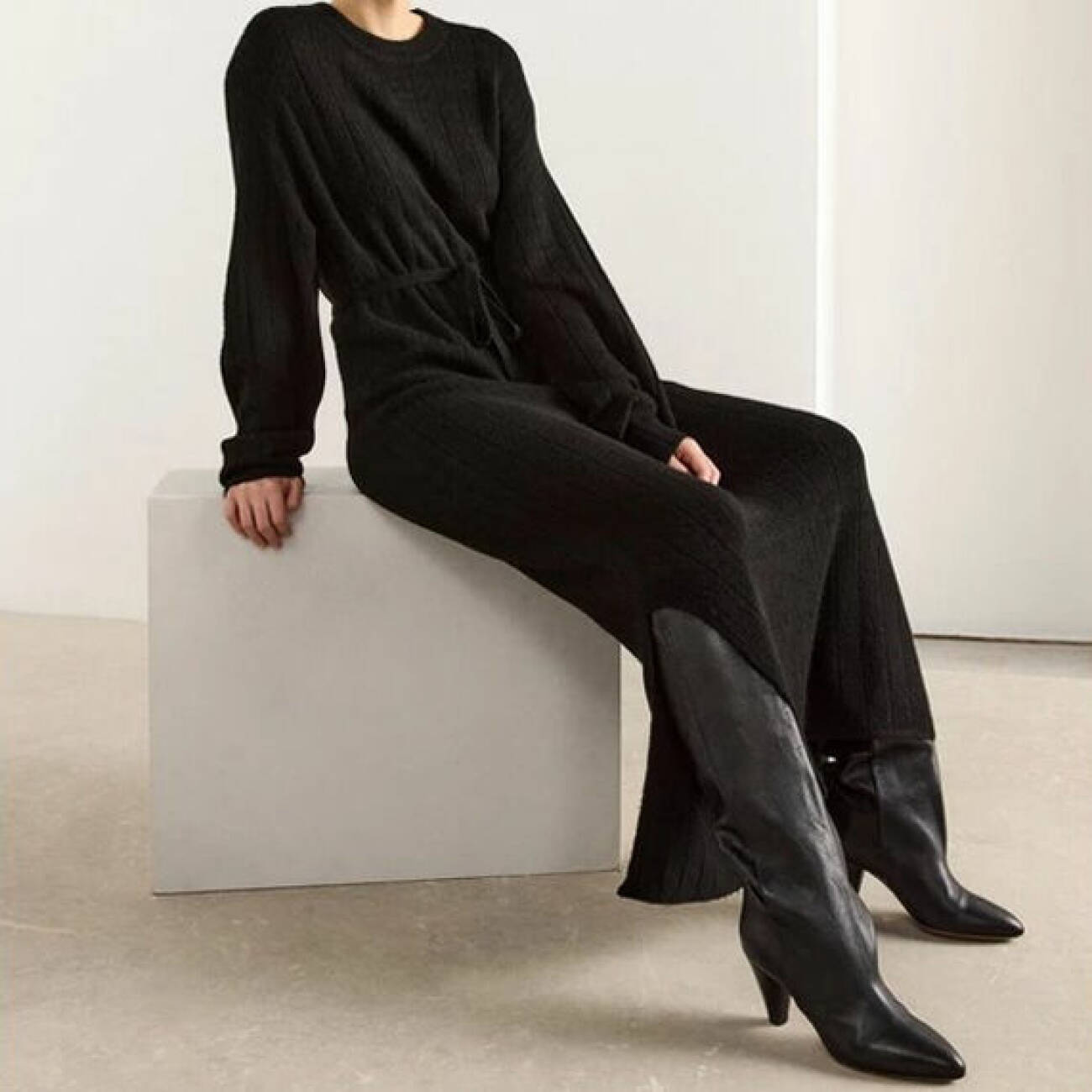 basplagg för dam - svart ribbstickad klänning från Lindex