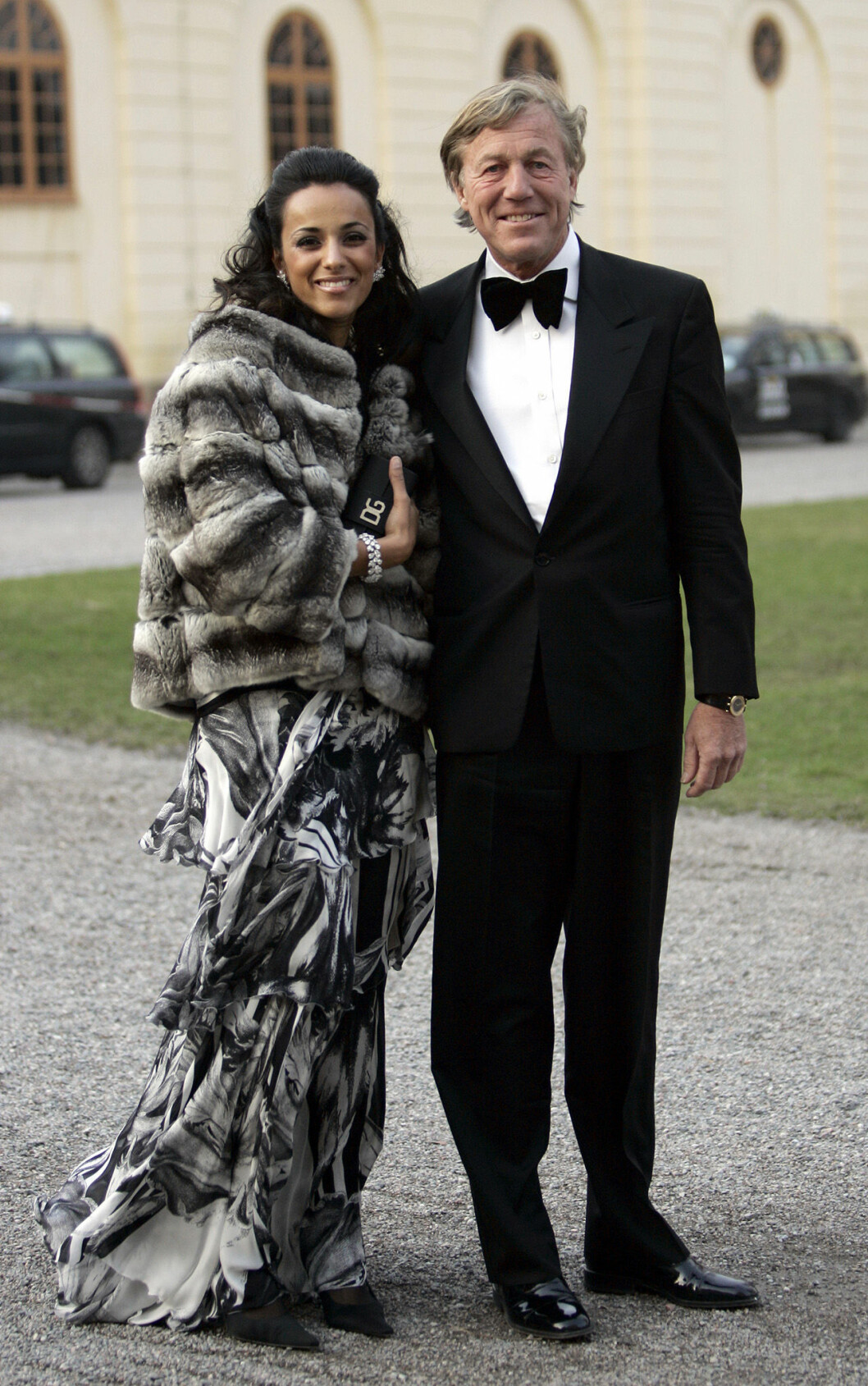 Aje och Bathina anländer till kungens privata födelsedagsmiddag på Drottningholms slott 2006. Bathina och Aje