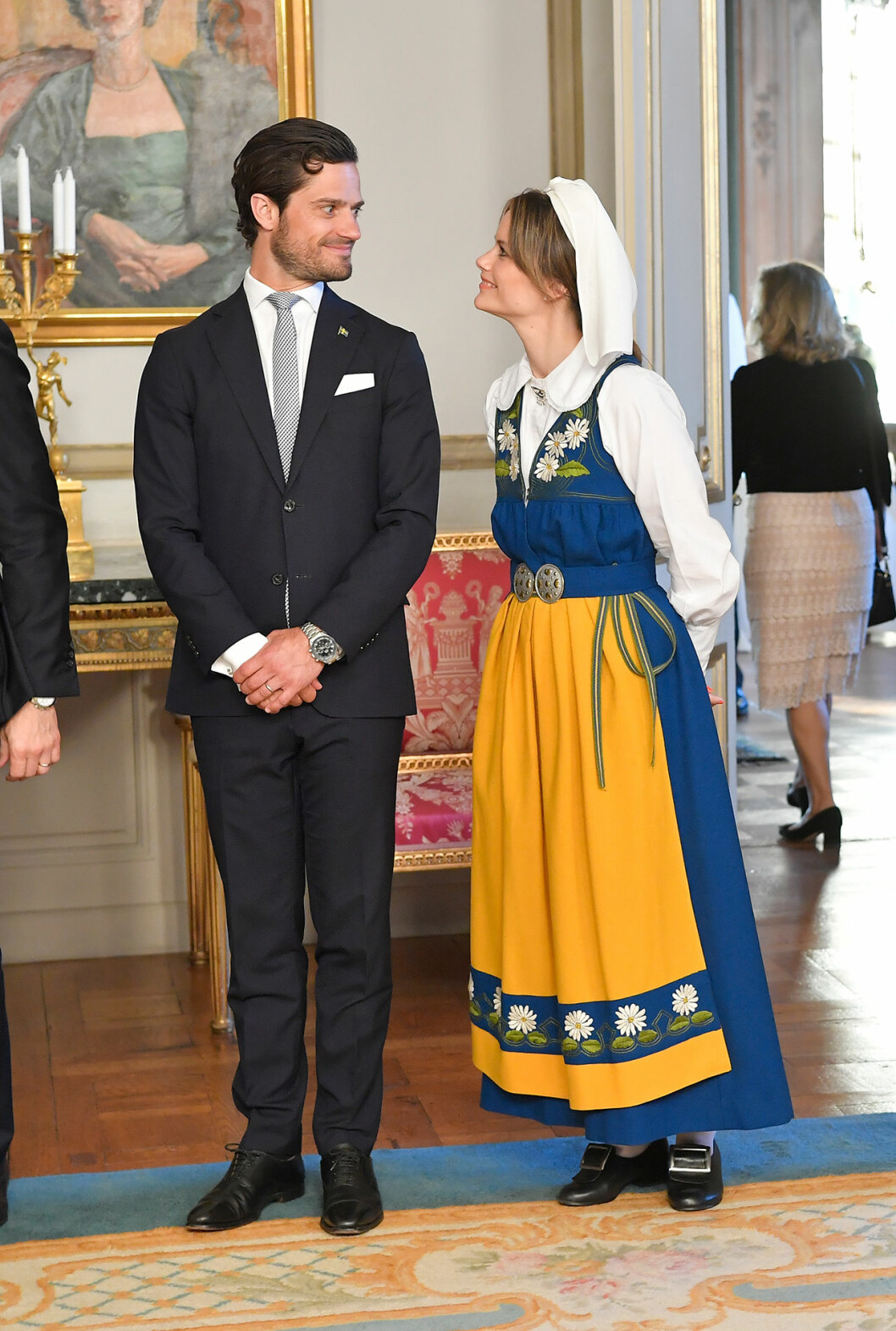 Ett gulligt ögonblick mellan Carl Philip och Sofia under mottagningen på slottet. carl philip och sofia mottagning slottet