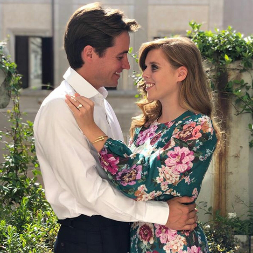 Nyförlovade – och lillasyster Eugenie tog bilden! Prinsessan Beatrice har jättebriljanten på fingret, och förlovningsklänningen kommer från Zimmerman. Prinsessan Beatrices förlovningsring är designad av fästmannen Edoardo Mapelli Mozzi i samarbete med juveleraren Shaun Leane.