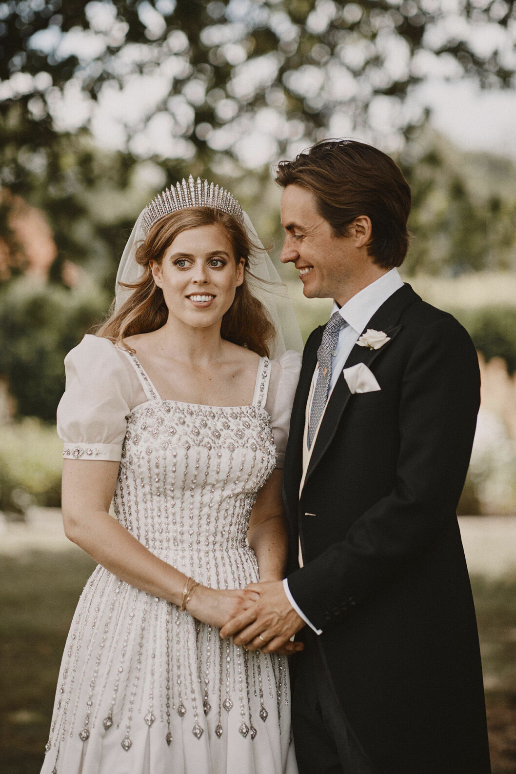 Prinsessan Beatrice med sin nyblivne make Edoardo Mapelli Mozzi. Prinsessan Beatrice med sin nyblivne make Edoardo Mapelli Mozzi.