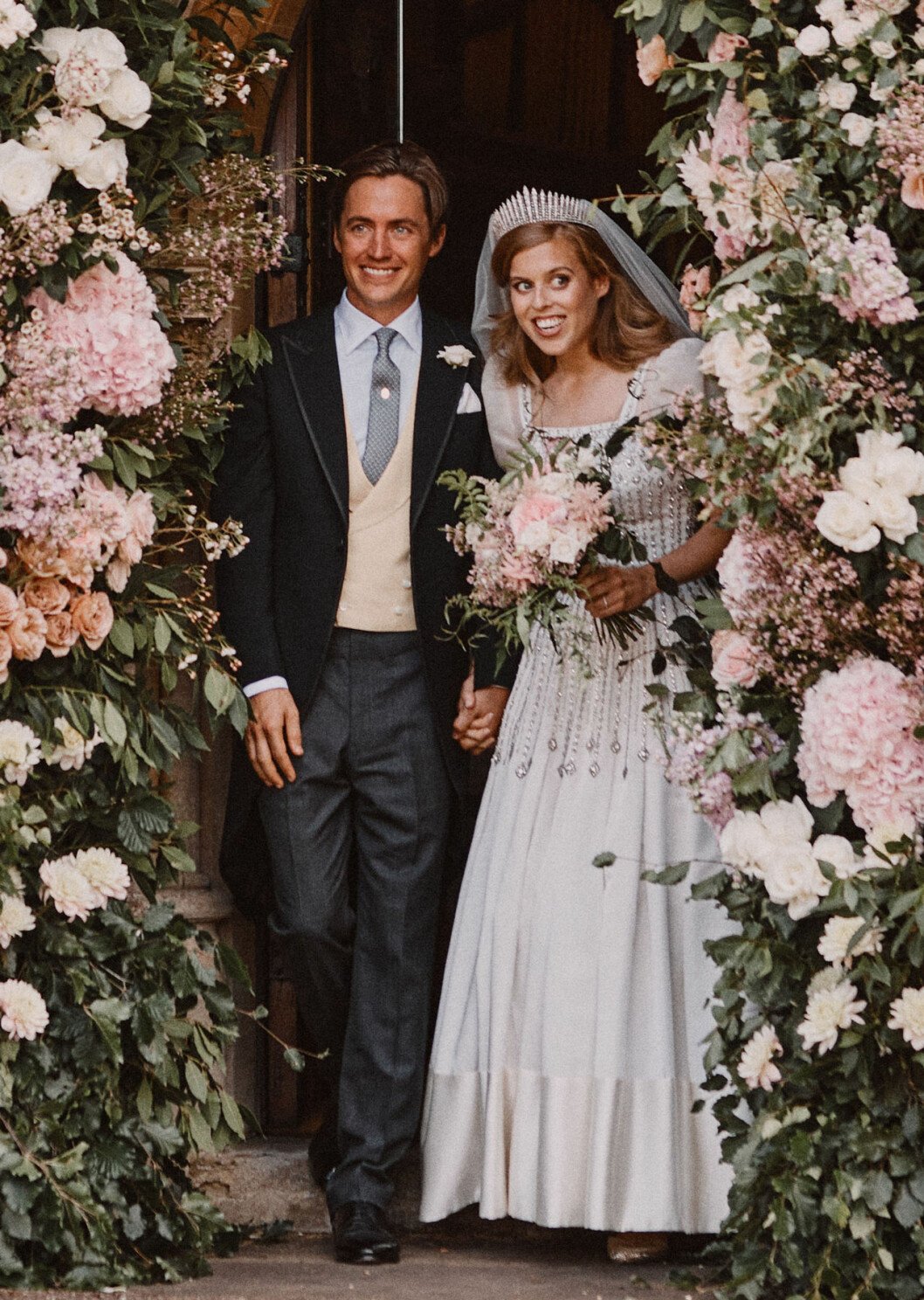 Drottning Elizabeths 1960-talsklänning har fått nya puffärmar och förlängts nertill med elfenbensfärgad sidenduchesse. Prinsessan Beatrice och Edoardo Mapelli Mozzis bröllop.