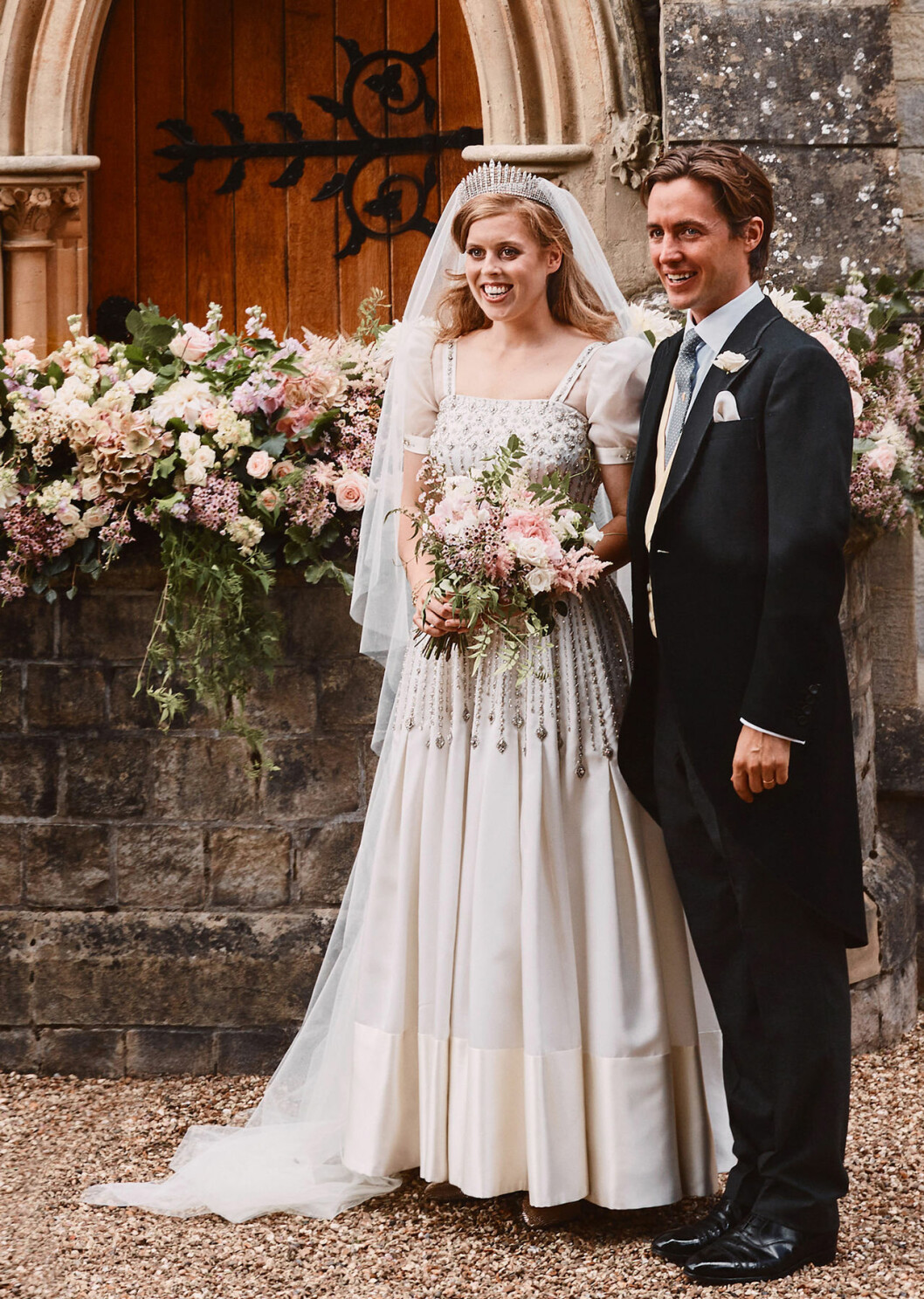 Brudbuketten var bunden av rosa och vita rosor, jasmin, luktärter, vaxblommor, astilbe och myrten… Prinsessan Beatrice och Edoardo Mapelli Mozzis bröllop.