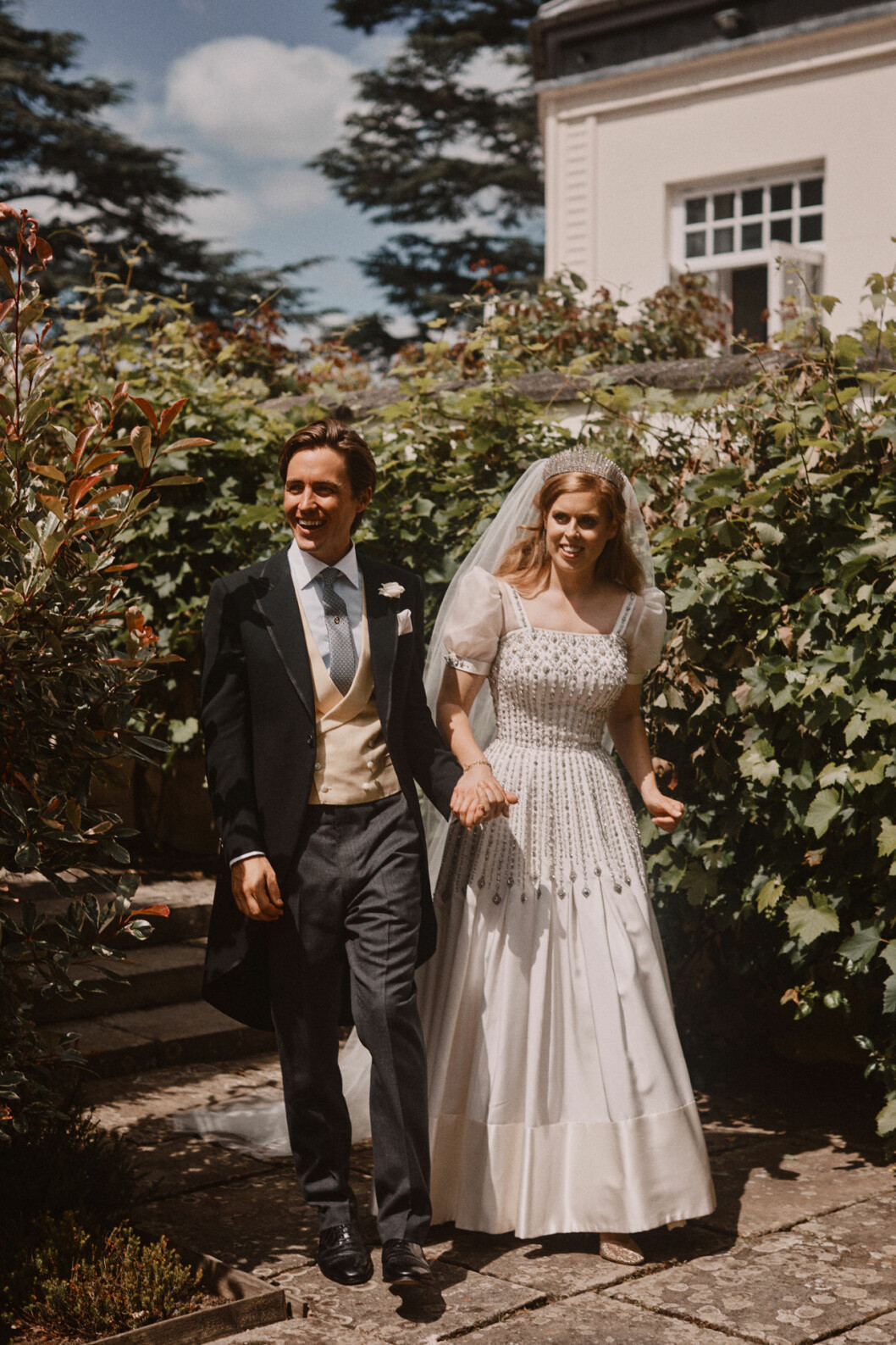På väg till bröllopslunchen. Prinsessan Beatrice och Edoardo Mapelli Mozzi på väg till bröllopsfesten