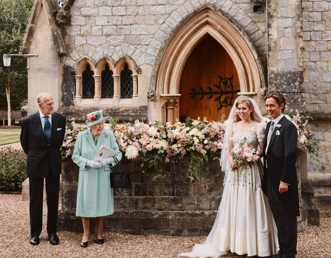 De officiella bilderna: Inte en skymt av brudparets föräldrar. Drottning Elizabeth och prins Philip på prinsessan Beatrice och Edoardo Mapelli Mozzis bröllop.