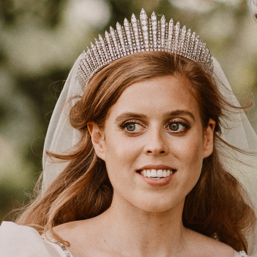 Prinsessan Beatrice fick låna power-juvelerna. Prinsessan Beatrice i drottning Elizabeths bröllopstiara.