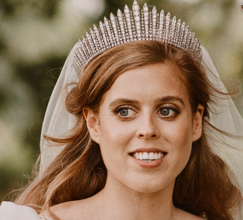 Prinsessan Beatrice blev Mrs Mapelli Mozzi iförd drottning Elizabeths eget bröllopsdiadem. Prinsessan Beatrice i drottning Elizabeths bröllopsdiadem
