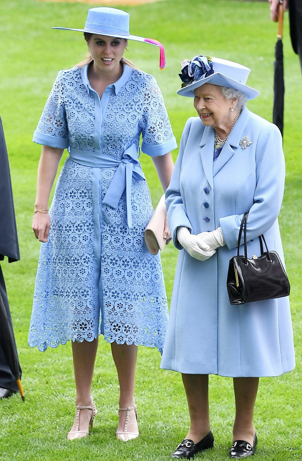 Beatrice med farmor. Prinsessan Beatrice och drottning Elizabeth.