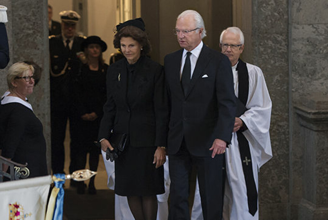 Kungliga Slottet, Stockholm. Grevinnan Gunnila Bernadotte af Wisborgs begravning i Slottskyrkan den 29 september 2016. Kungaparet anländer till kyrkan efter att ha hälsat på överhovpredikant Lars-Göran Lönnermark samt pastor Michael Bjerkhagen. Kungliga Slottet, Stockholm. Grevinnan Gunnila Bernadotte af Wisborgs begravning i Slottskyrkan den 29 september 2016. Kungaparet anländer till kyrkan efter att ha hälsat på överhovpredikant Lars-Göran Lönnermark samt pastor Michael Bjerkhagen.