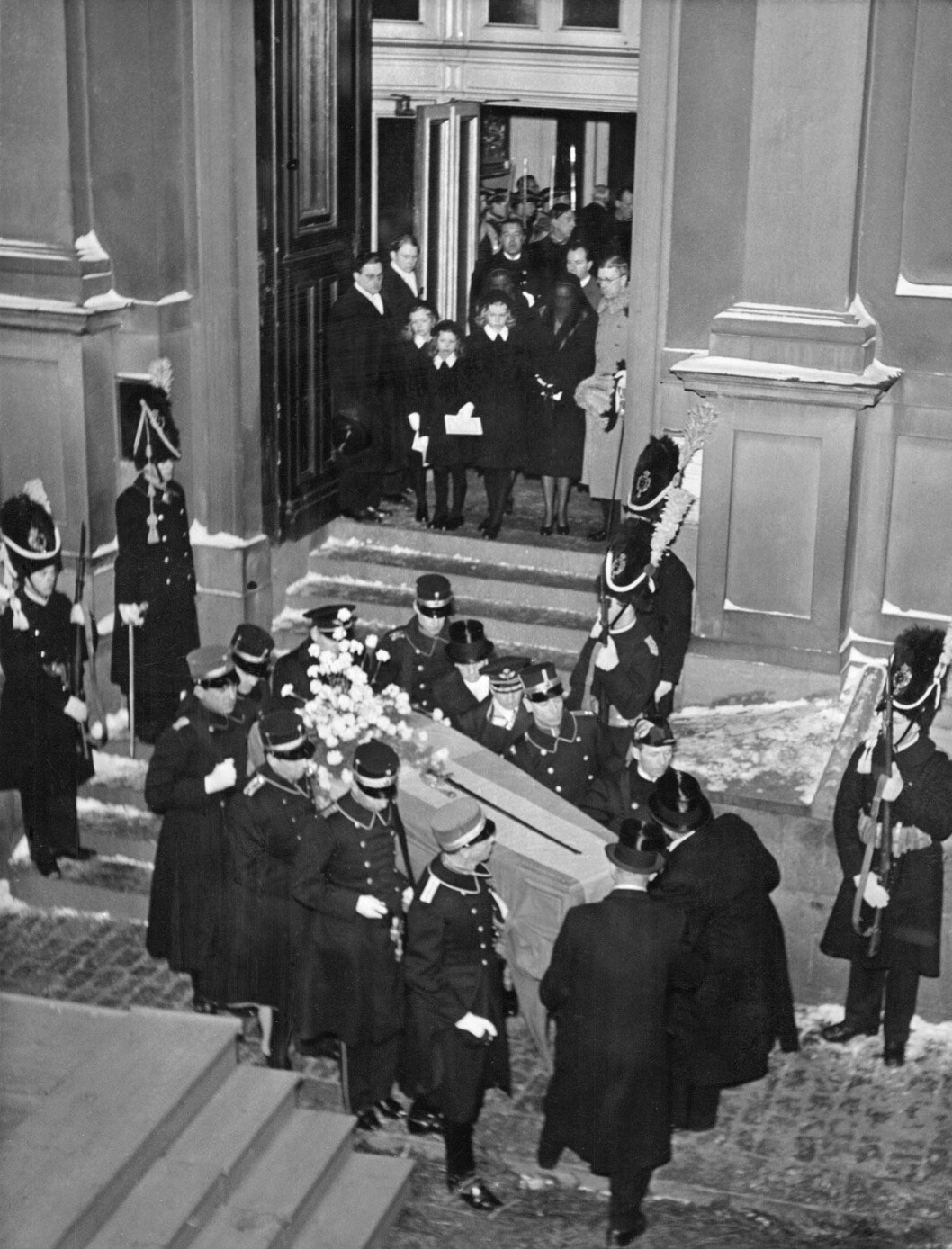 På kyrktrappan: Birgitta, Désirée och Margaretha efter begravningen i Storkyrkan. Till höger prinsessan Sibylla, djupt tyngd av sorg.