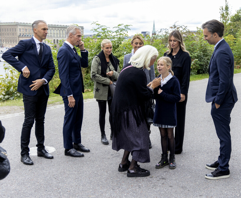 ...och med ett av barnbarnen. Grete Qviberg med sina barn och barnbarn vid Kent Löwenbergs begravning i Skeppsholmskyrkan Eric Ericssonhallen