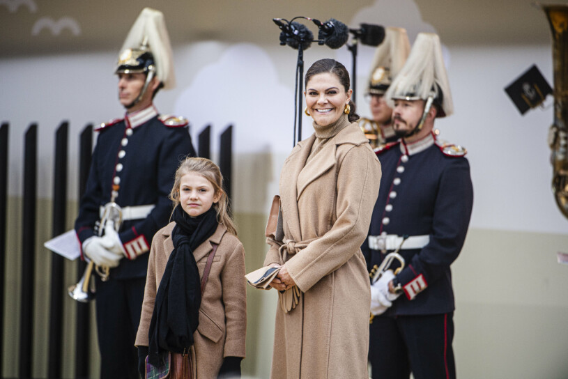 Kronprinsessan Victoria och prinsessan Estelle i beige kappa på Guldbron