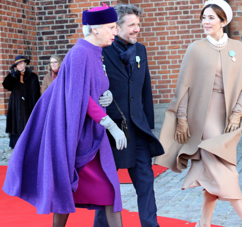 Margrethe tar timeout – och in steppar hennes rutinerade syster prinsessan Benedikte, 77. Någon måste hålla ställningarna när både drottningen och kronprinsparet lämnar landet. Prinsessan Benedikte Kronprins Frederik Kronprinsessan Mary Prinsessor i cape
