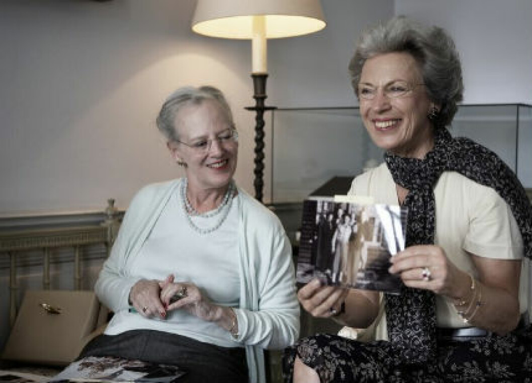 Margrethe av Danmark och Benedikte av Berleburg i biblioteket på Gråsten slott