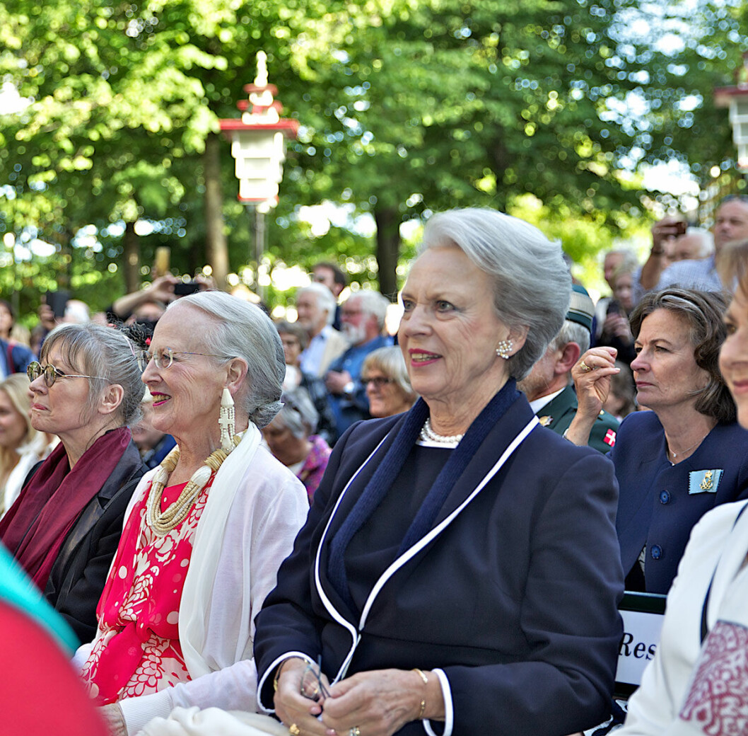 Vilken underbar sommarkväll det blev! Systrarna Margrethe och Benedikte uppskattade utomhusteatern på Tivoli – och varandras sällskap. Vilken härlig sommarkväll det blev! Margrethe och Benedikte uppskattade utomhusteatern på Tivoli.